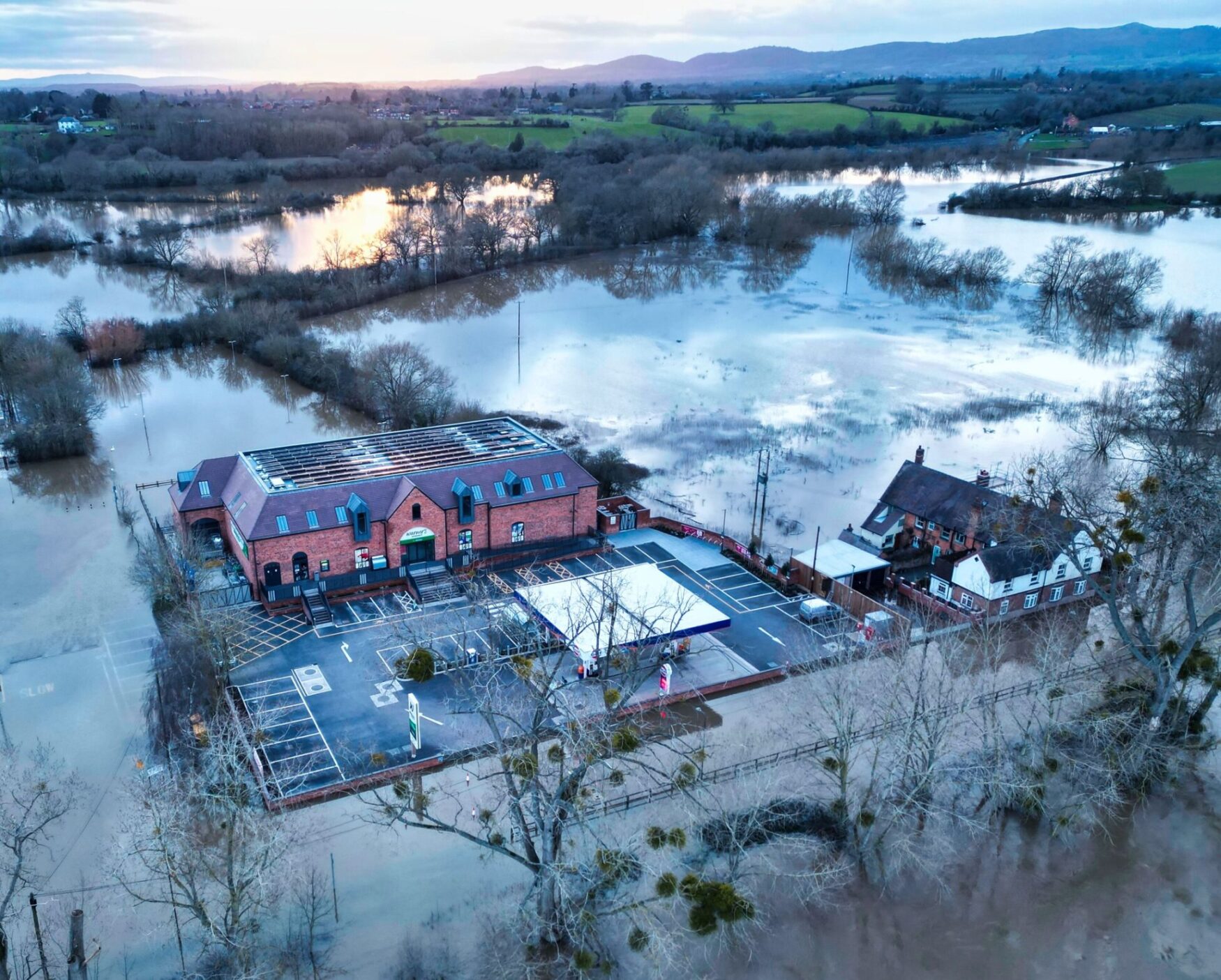 Lakeside flood barriers protect Supermarket in Upton-upon-Severn